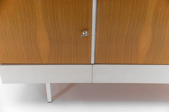 Image 1 of Credenza moderna marrone e bianca di metà secolo, anni '60