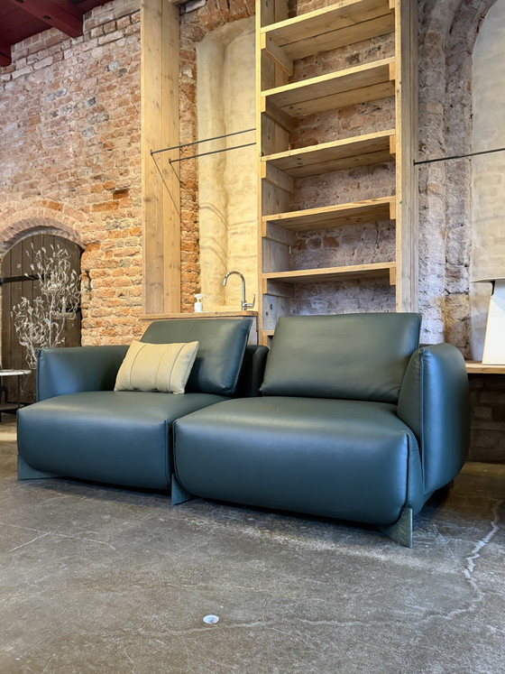 Image 1 of Modello di divano Leolux Naila in esposizione nella foresta Senso