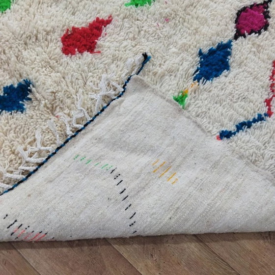 Image 1 of Azilal-Wollteppich, farbenfroh – Naturfarbene Regenbogenwolle, handgewebt (250×230 cm)