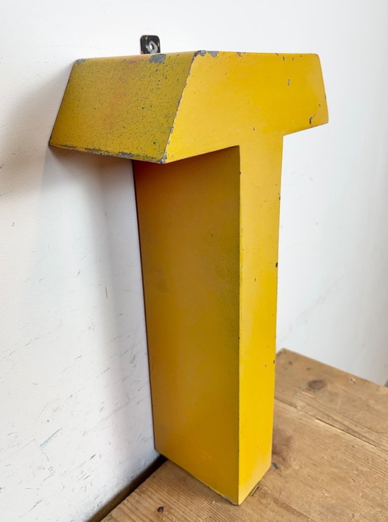 Image 1 of Grande lettera T in ferro giallo vintage per facciata, anni '60