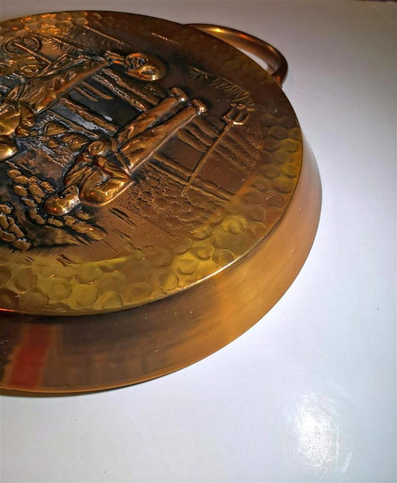 Image 1 of Piatto in rame martellato con scena contadina in stile antico / Retro Vintage anni '60