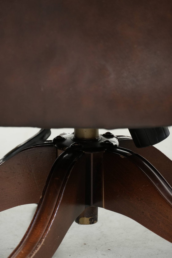 Image 1 of Silla de oficina Chesterfield antigua de piel de vaca marrón con ruedas, de lujoso estilo inglés.