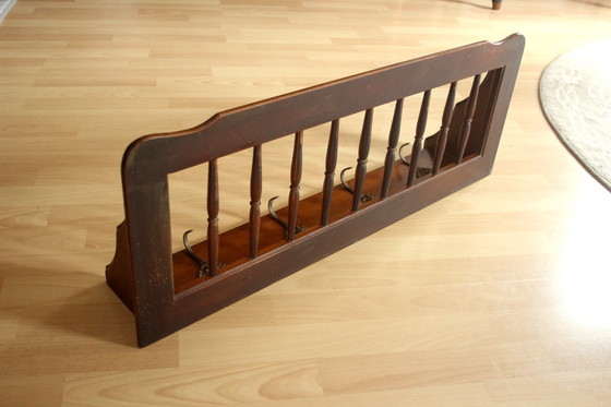 Image 1 of Armoire rockabilly en noyer des années 1950 avec étagère à chapeaux et 4 crochets en laiton - Vintage