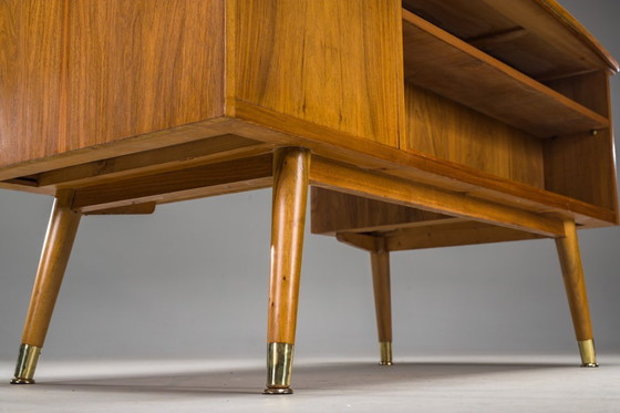 Image 1 of Freistehender Schreibtisch in Nussbaum, 1960er Jahre