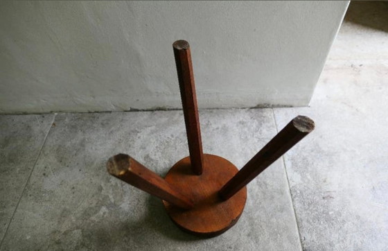 Image 1 of Vintage Brutalistische Driepoot Kruk (tabouret)– Massief Grenen – Frankrijk - Jaren 50/60