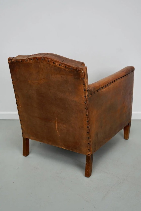 Image 1 of Antieke Franse cognackleurige leren clubfauteuil met knooprug
