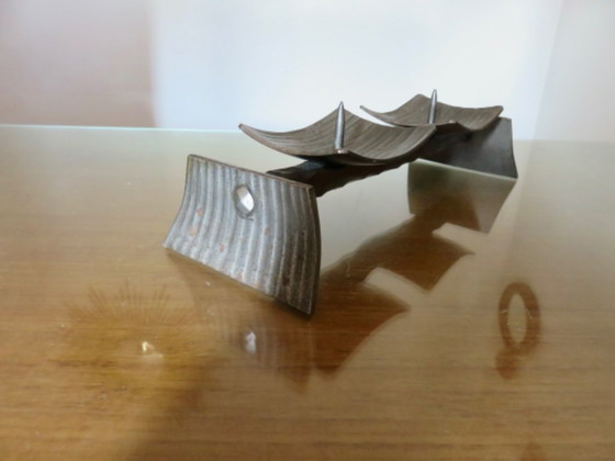 "Brutalist" Candlestick in Raw Forged and Hammered Steel, 1960 – Candle holders, Iron (photo 4 of 9)