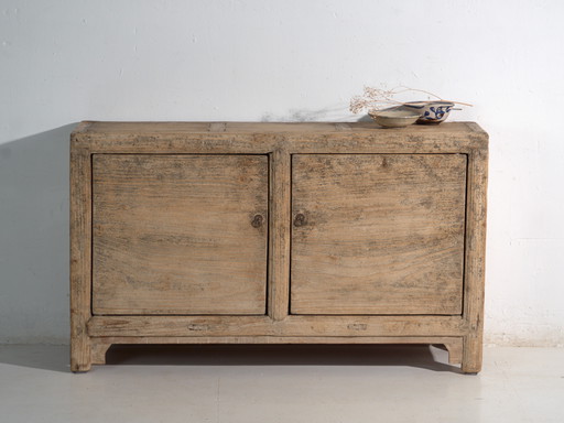 Antiek dressoir van iepenhout met twee deuren – China, circa 1950 – buffetkasten