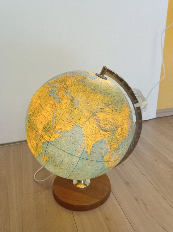 Image 1 of Vintage Scan-Globe Illuminated Globe (1973) – Paper-backed & in excellent condition