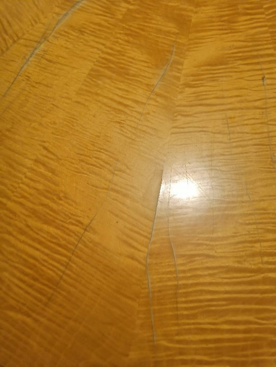 Image 1 of Grote ronde houten eettafel uit de jaren 80 – diameter 203 cm, zongebruind fineer, onderstel met zes poten