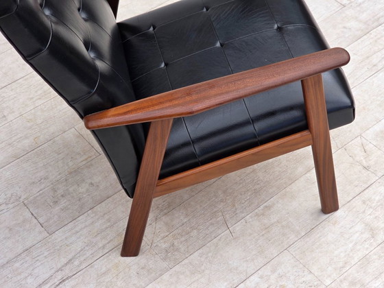 Image 1 of Deense fauteuil uit de jaren 70, zwart kunstleer, teakhout.