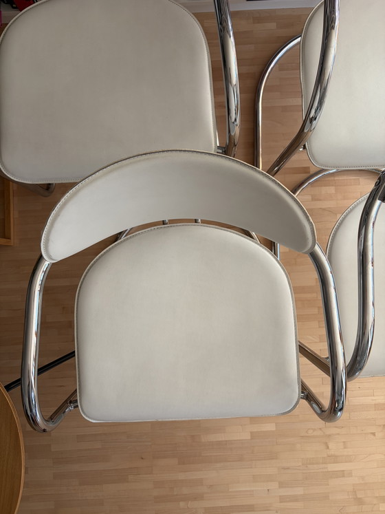 Image 1 of 6 hoogwaardige cantileverstoelen met chromen frame en witte Skai-bekleding.