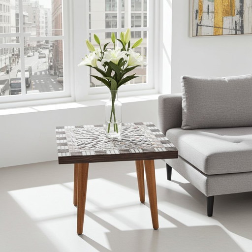 Bijzettafel in mozaïekstijl uit het midden van de 20e eeuw met een blad van keramische tegels.