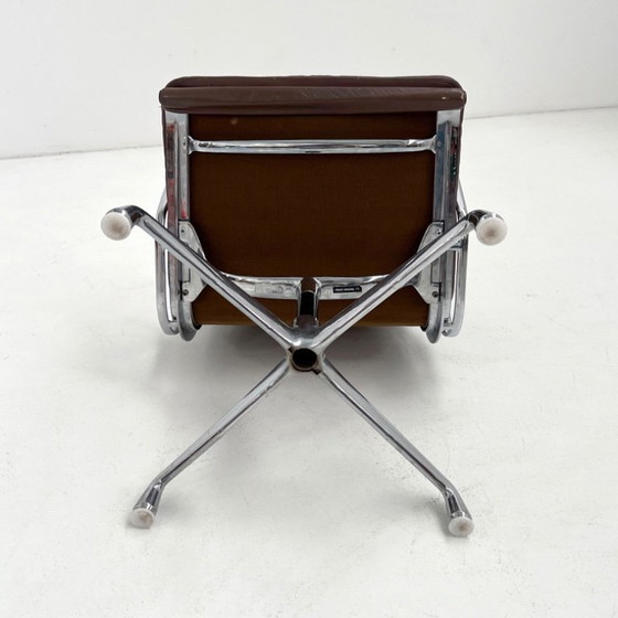 Image 1 of Bruine leren EA208 Softpad bureaustoel van C. & R. Eames voor Herman Miller, jaren 70.
