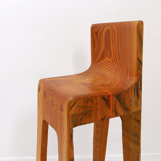 Image 1 of Sculpturale brutalistische kinderstoel van massief eikenhout, geïnspireerd op Wabi-Sabi.