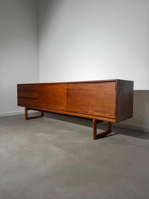 White & Newton Teak Sideboard – British Mid-Century Modern – dressoirs