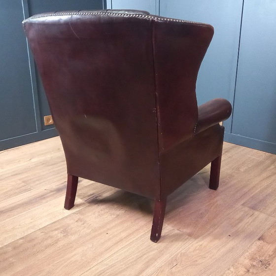 Image 1 of Steigern Sie Ihr Wohngefühl mit diesem beeindruckenden Set Chesterfield-Ohrensesseln aus Kuhfell!