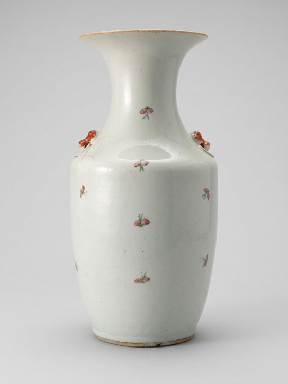 China (Republiekperiode, 1920-1940) — Grote Balustervormige Famille Rose Porseleinen Vaas Bloemen en Vogels (photo 4 of 12)