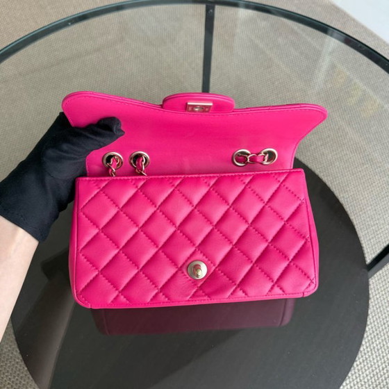 Image 1 of Borsa Chanel Chic Flap Small - 23 cm in pelle di agnello trapuntata rosa acceso con finiture dorate, serie 22