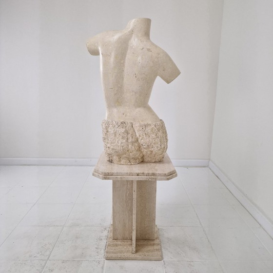 Image 1 of Torso femminile scultoreo contemporaneo realizzato con strati di pietra di Mactan recuperata, anni '80