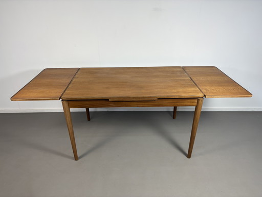 Vintage uitschuifbare teak tafel, uitgeschoven is hij 208 cm
