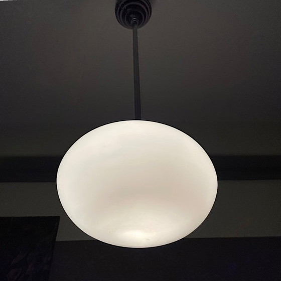 Image 1 of Lámpara colgante Art Decó ovalada de vidrio opalino blanco