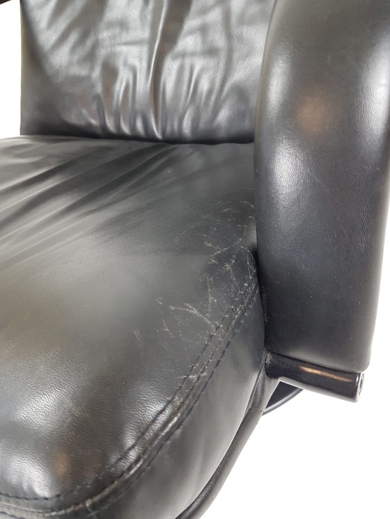 Image 1 of Sillón giratorio Artifort F142 de piel negra con base redonda