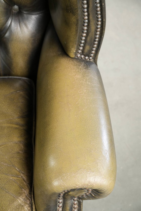 Charaktervoller grüner Rindsleder Chesterfield Ohrensessel im englischen Stil – Leather (photo 9 of 14)