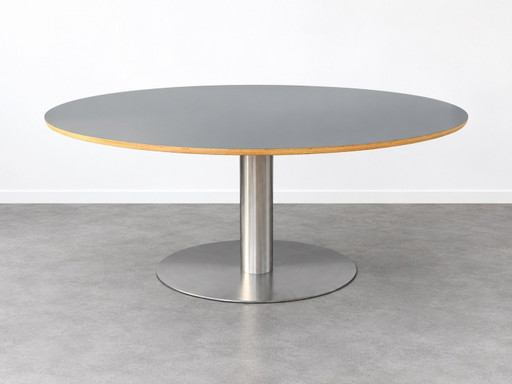 Mesa ovalada Rob Brandt.