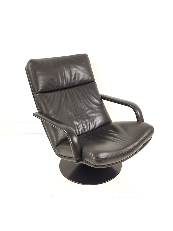 Image 1 of Sillón giratorio Artifort F142 de piel negra con base redonda