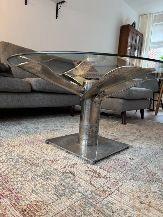 Image 1 of Sculpturale salontafel met glazen blad en metalen propellervoet