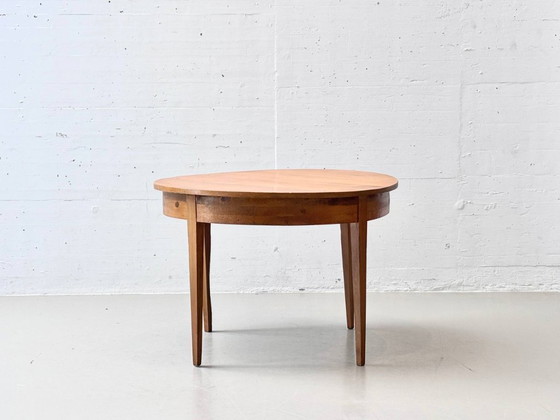 Image 1 of Round dining table made of solid alder wood