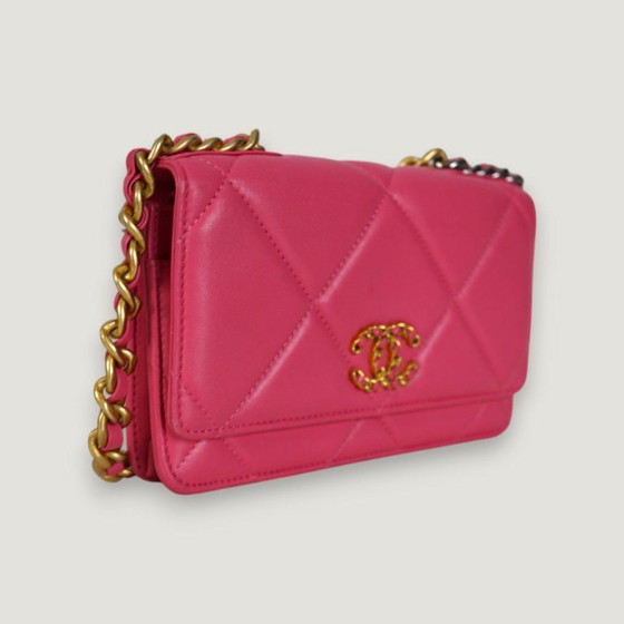 Image 1 of CHANEL PORTEMONNEE AAN KETTING 19