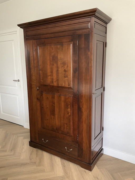 Magnifique armoire de chasseur en bois de cerisier