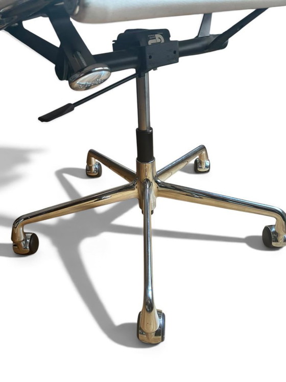 Authentieke Eames EA 119 bureaustoel voor Herman Miller/Vitra - wit leer (jaren 70) – Fauteuils, Leather (photo 12 of 17)