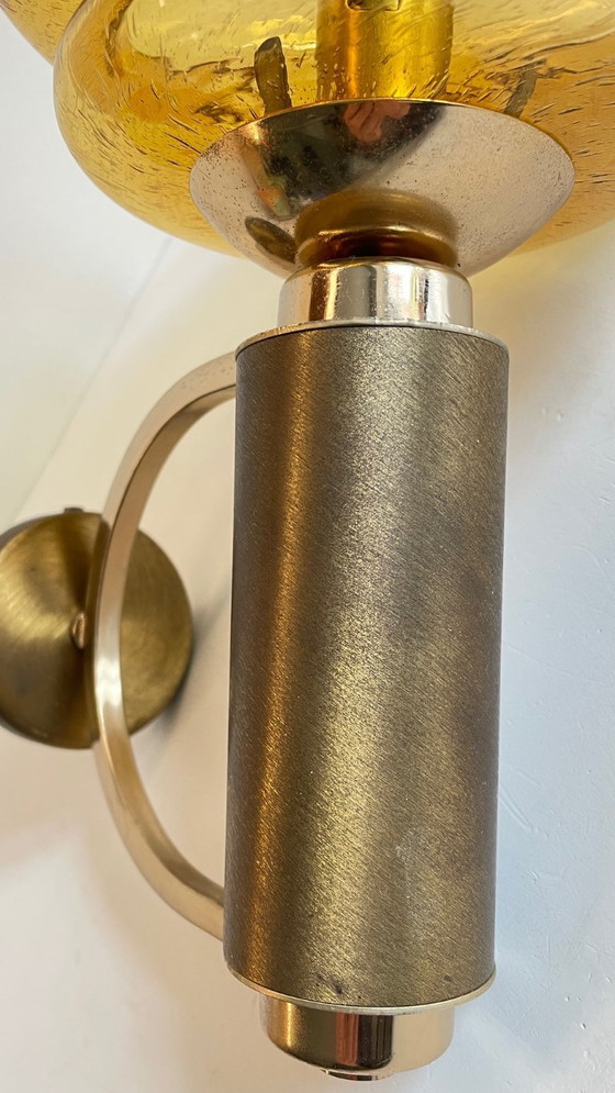 Image 1 of Aplique de pared de los años 70 en latón cepillado y vidrio soplado.