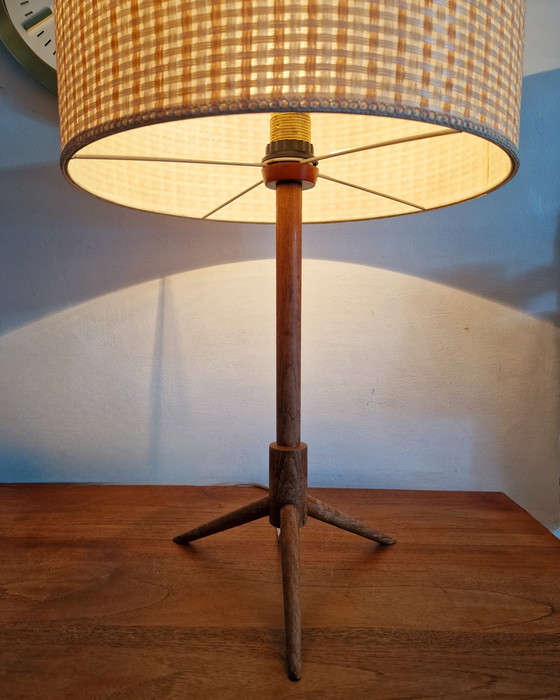 Image 1 of Lampe de table vintage du Danemark, trépied en teck
