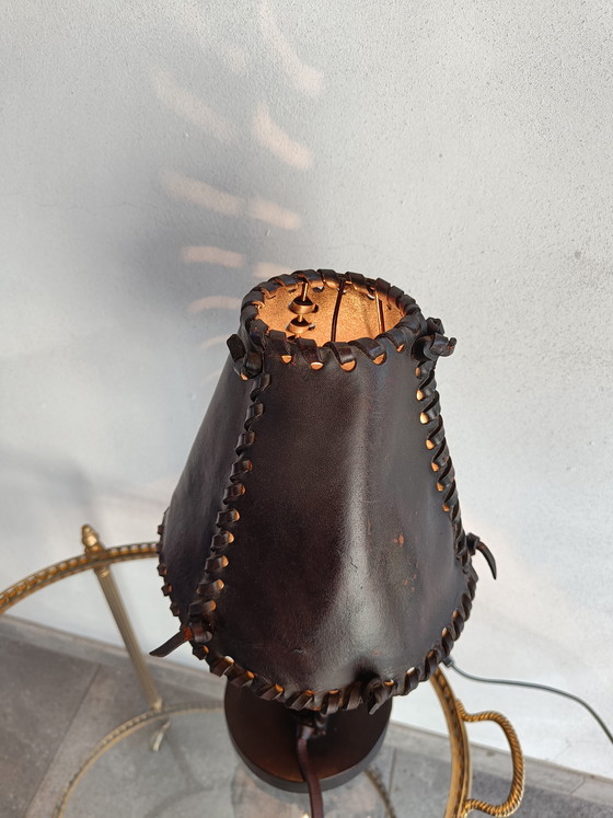 Image 1 of Lampada da tavolo italiana degli anni '70 in pelle con paralume annodato a mano.