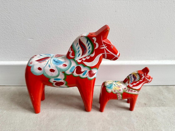 2x Vintage Swedish Red Wooden Dala Horses – Decorative Objects (photo 3 of 10)