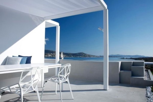 6 Magis one Chairs + table in white version LP € 3500,-