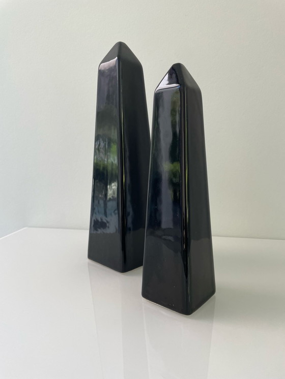 Image 1 of 1980er Jahre Satz von zwei Keramik-Obelisken, Memphis-Stil