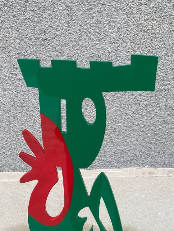 Image 1 of Lili Come La Escapada del Juego de Ajedrez Escultura en acero Pintura automotriz 2025 90 x 30 x 30 9 kgs Firma en acero 1900 e