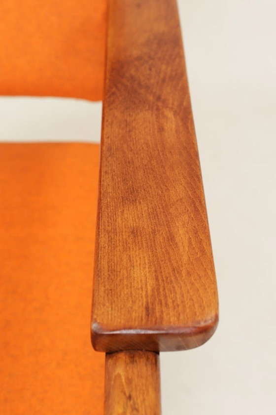 Image 1 of Vintage oranje fauteuil met wollen bekleding en walnootkleurig hout, mid-century modern stijl.
