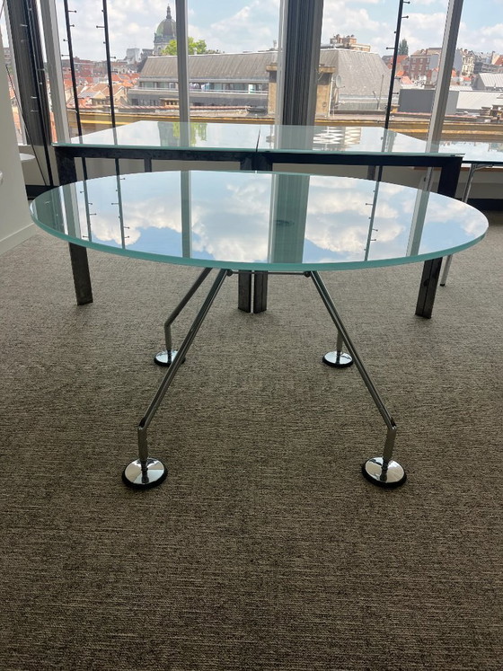 Image 1 of Table « Nomos » de Norman Foster (1935) pour Tecno (1986) - 120 cm, verre opaque