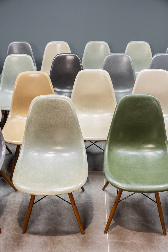 Image 1 of Eames DSW glasvezelstoelen