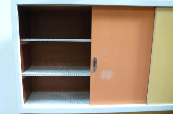 Image 1 of 50er Küchenschrank mit Schiebetüren + Schubladen in bunten Farben, Vollholz, original Zustand