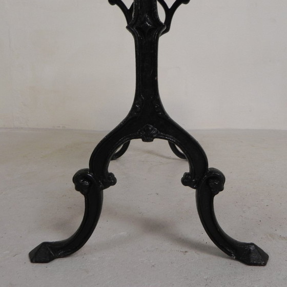 Image 1 of Table de bistrot avec plateau en chêne sur une structure en fonte, années 1930