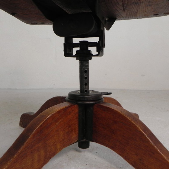 Image 1 of Silla de oficina de roble con sistema de muelles y altura regulable, década de 1930.