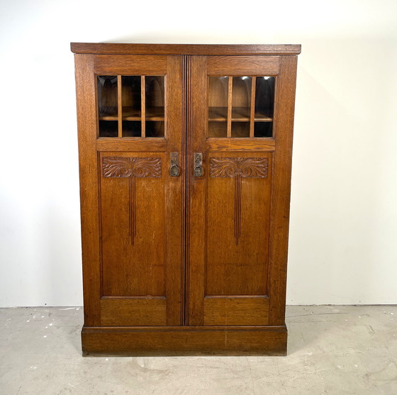 Image 1 of Credenza in rovere per ragazze con vetro tagliato