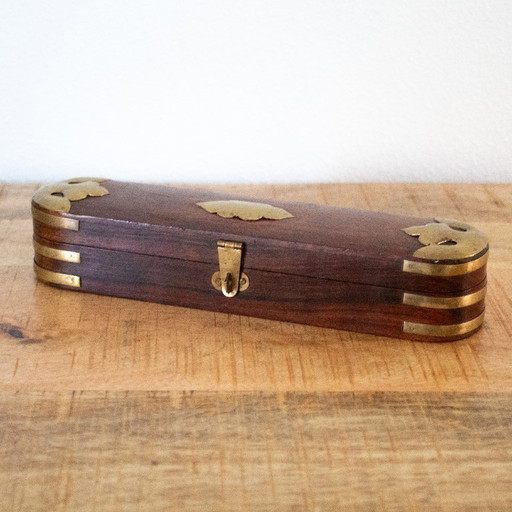 Vintage-Stiftebox aus Messing und Holz: länglich, elegant verziert, alte Bürodekoration